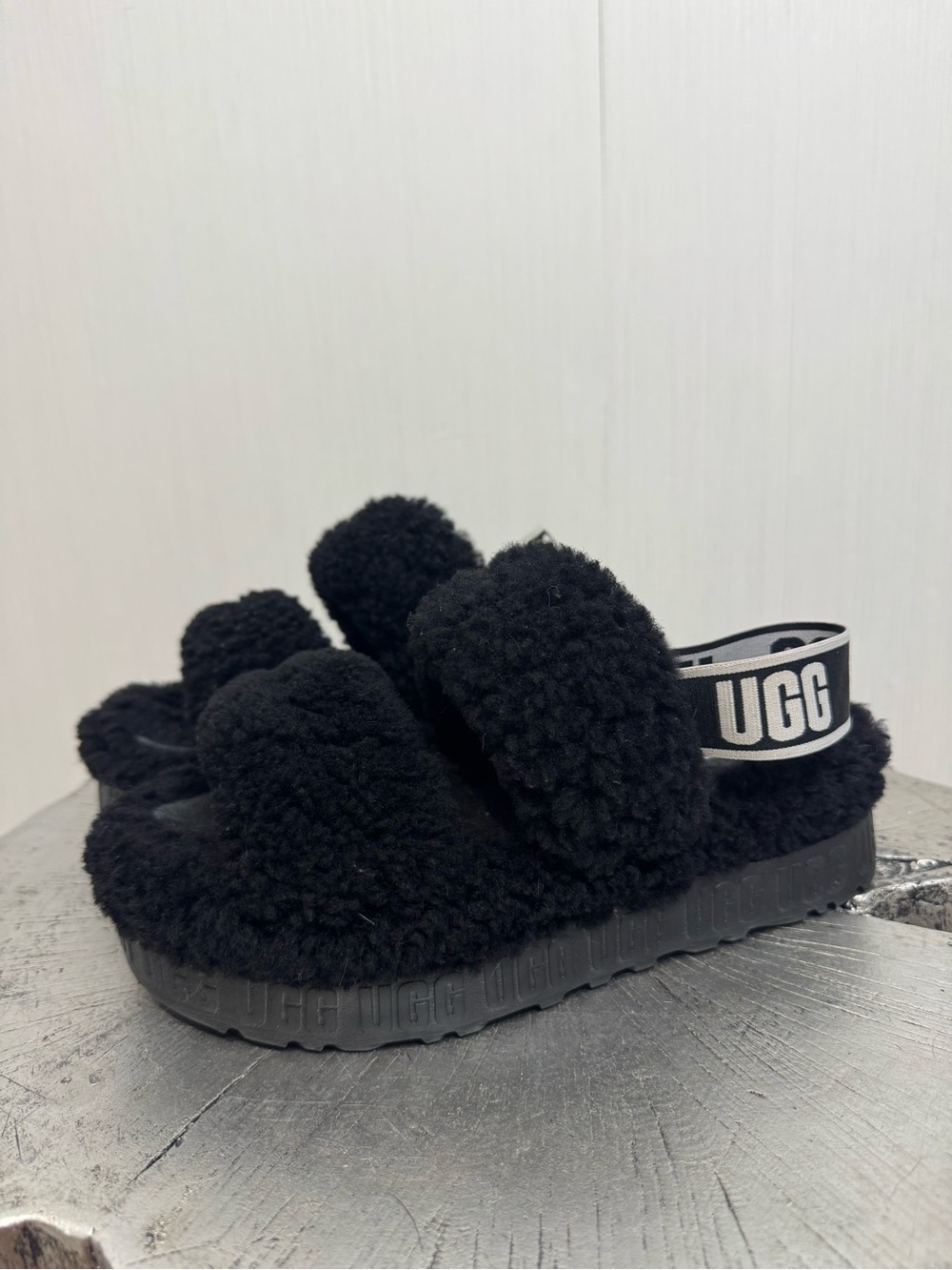 UGG Oh Fluffita Platform Slipper Sandals. Black. Size 7.